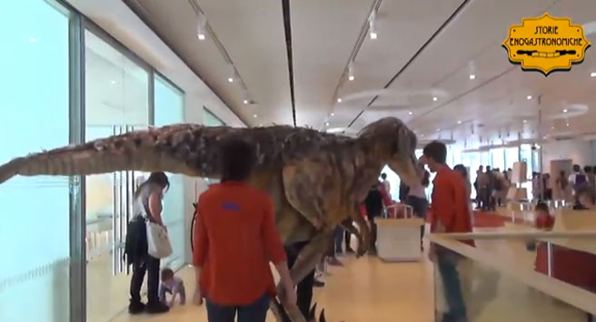 Un dinosauro vivente si aggira nel museo…