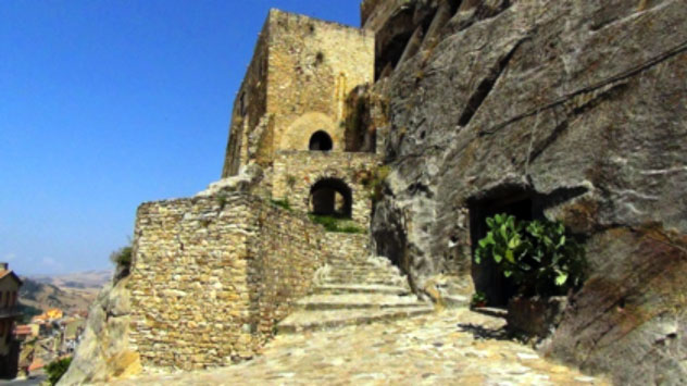 Sperlinga nell’ennese, un castello nella roccia e dialetto gallo-italico