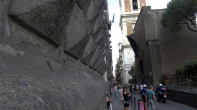 Cosa nascondono i segni sulla chiesa del Gesù Nuovo a Napoli?