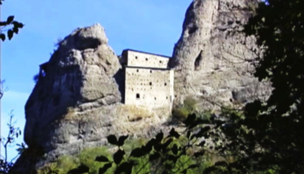 Il Castello della Pietra, meraviglia nella natura di Vobbia (Genova)