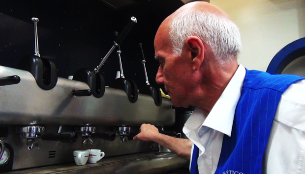 Come si fa un caffè veramente buono? I segreti di un barista di Napoli