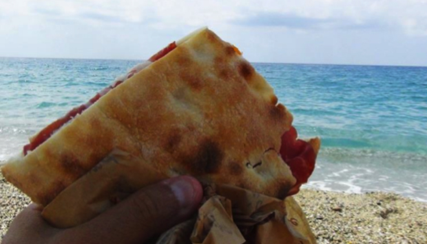 Mangiare la pitta calabrese sulla splendida spiaggia di Palmi (RC)