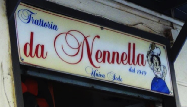 Da Nennella, sorrisi e fagioli nella trattoria più verace di Napoli