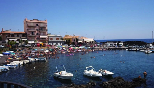 Le spiagge della Riviera dei Ciclopi, nell’acese (Catania)