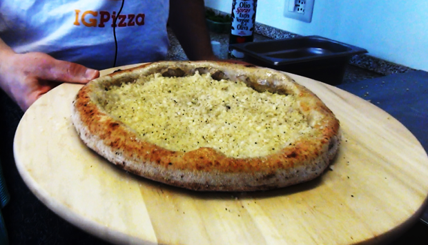 La Cacio e Pepe cucinata col… ghiaccio!… sulla pizza! Video-ricetta