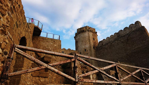 Castello Aragonese di Isola di Capo Rizzuto (KR), assediato dai bagnanti