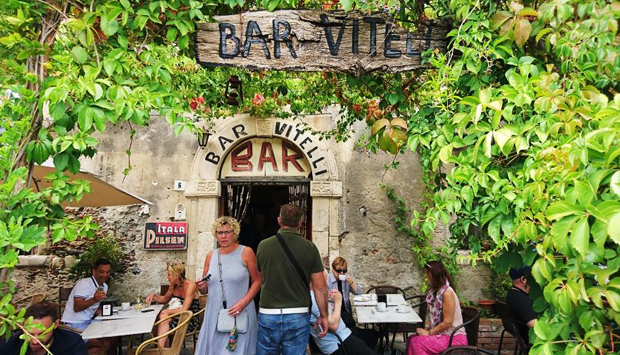 Il Bar Vitelli di Savoca (ME), dove fu girato “Il Padrino” di Coppola