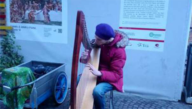 Arpa suonata per strada, la musica che invade Mantova