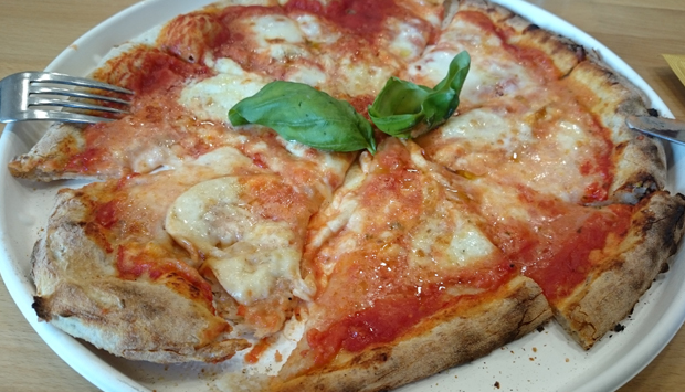 Da Mani in Pasta a Milano, la pizza la crea il cliente
