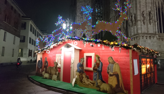 Feste natalizie a Milano: sottotono mercatini, luci e alberi di design