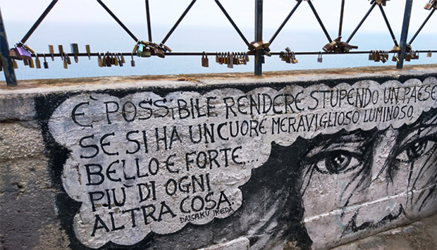 Il Belvedere “parlante” di Peschici (FG): murales, divieti e poesia