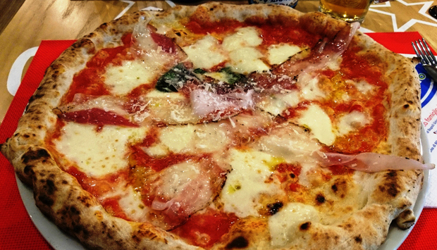 Pizza Gourmand a Milano, impasto stile Sorbillo e condimenti regionali