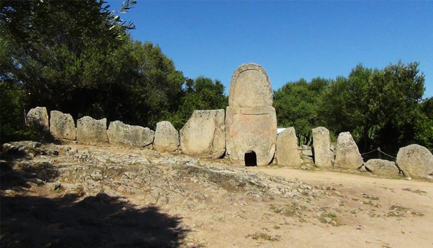 Tomba dei Giganti di Coddu Vecchiu, monumento millenario ad Arzachena (SS)