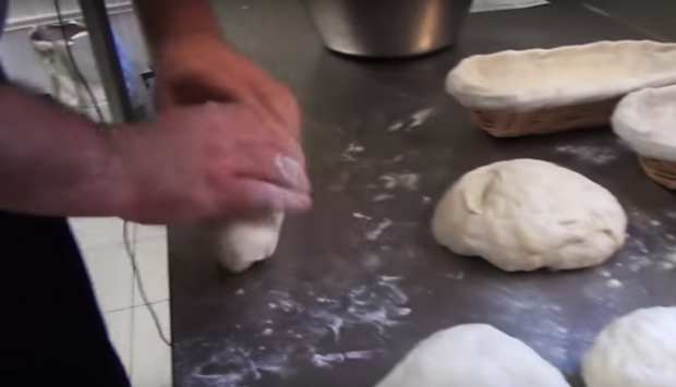 Fare il pane in casa, regole e segreti per un impasto perfetto: video