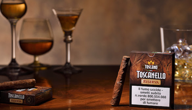 Nuovo sigaro Toscanello Riserva, con una goccia di cognac sulla punta