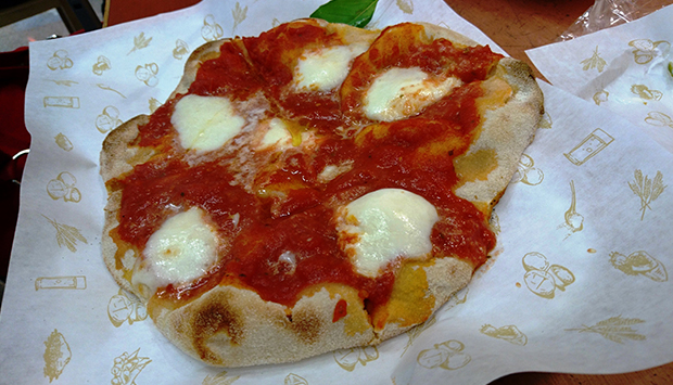 La Pinsa di Caio, l’antica pizza romana anche all’aeroporto di Malpensa