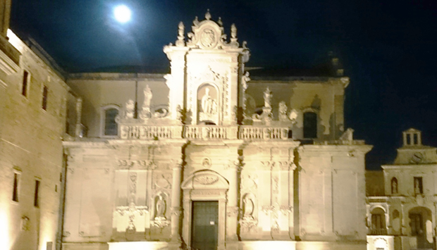 Lecce di notte, il fascino scenografico di una città illuminata