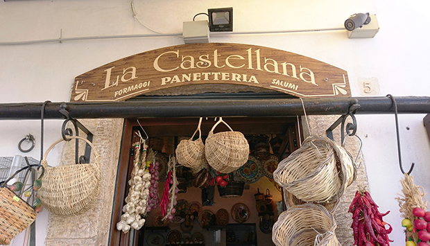 La Castellana a Monte Sant’Angelo (FG), panetteria, tipicità e ceramiche