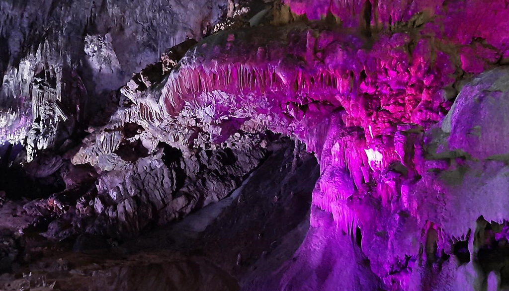 Grotte di Pertosa-Auletta (SA), visita al cuore della montagna navigando un fiume sotterraneo