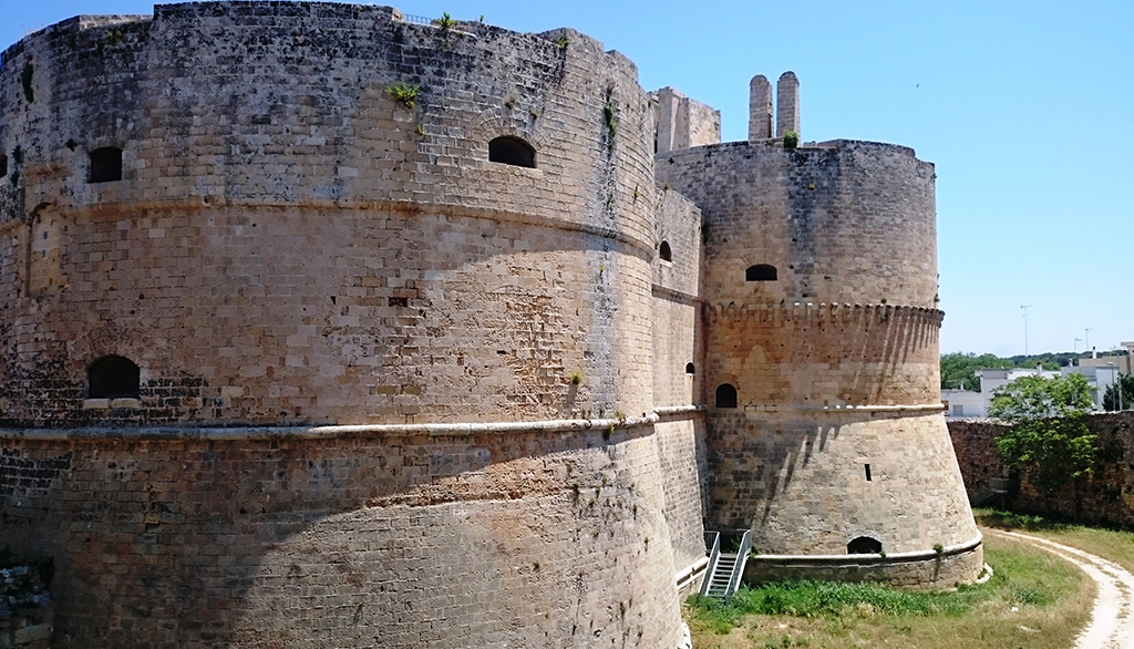 Il centro storico di Otranto, tra architetture accecanti e orditi viari scolpiti nella pietra