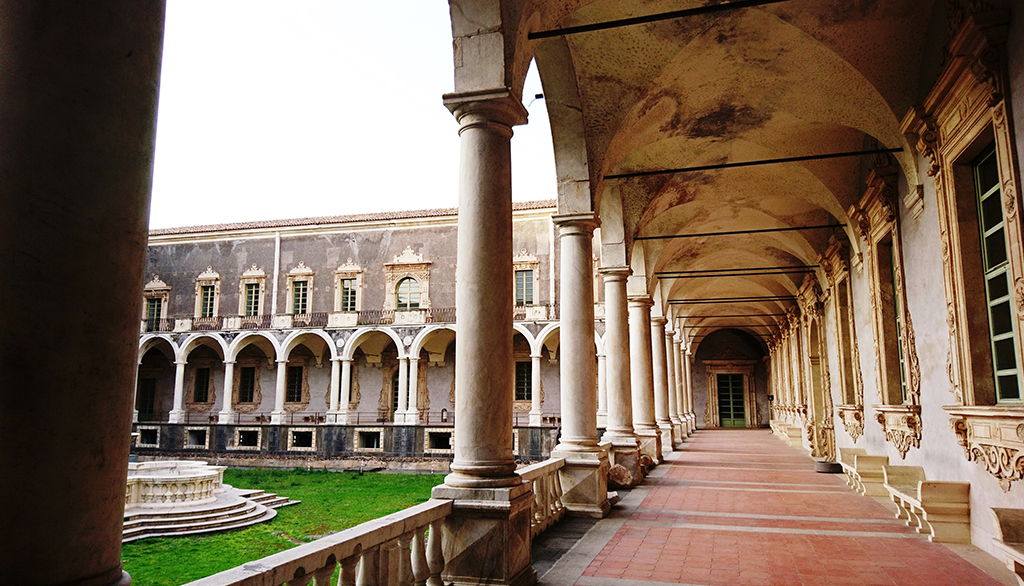 Monastero dei Benedettini a Catania, brividi barocchi tra grazia estetica e intensità narrativa