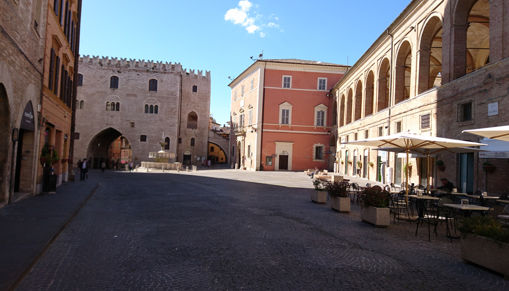 La Piazza del Comune di Fabriano (AN), geometrie insolite e stratificazioni temporali