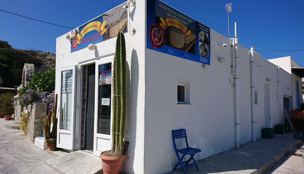 Haralabakis, negozio di Pachena con i migliori formaggi artigianali dell’isola greca di Milos
