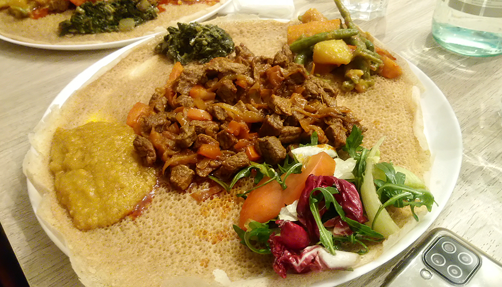 Malibù Cafè a Milano, la modernità spartana della tradizione culinaria eritrea