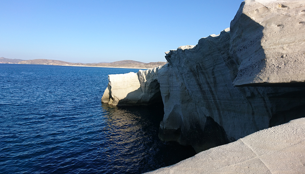 Sarakiniko, la spettacolare roccia bianca che si tuffa nel mare dell’isola greca di Milos (Cicladi)