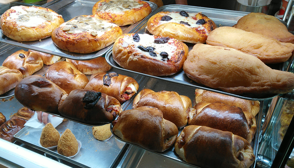Ai Portici a Paternò (CT), le tipicità della tavola calda catanese dalla rosticceria alla pizza