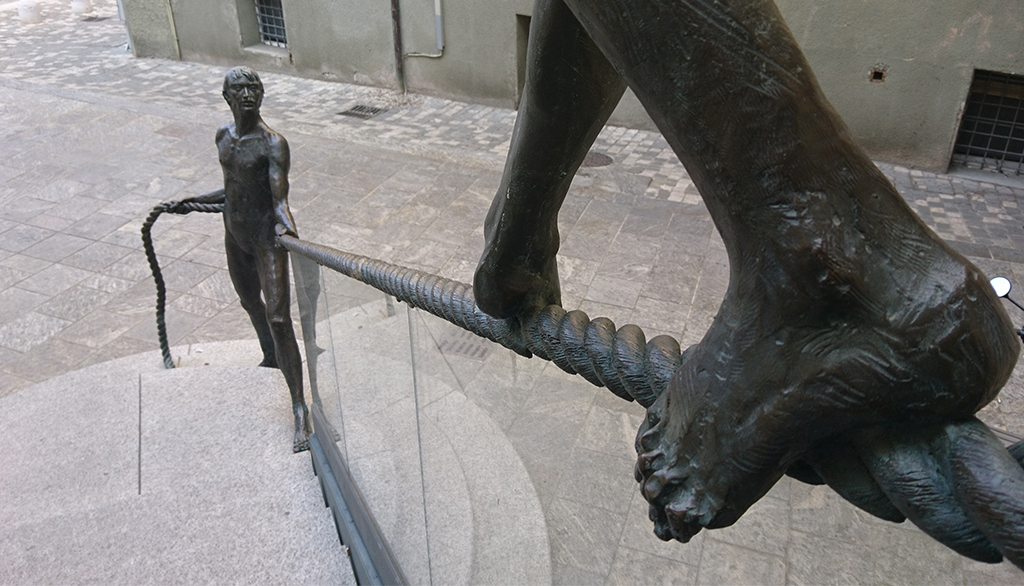Gli Equilibristi di Leonardo Lucchi, plasticità scultorea al centro di Cesena