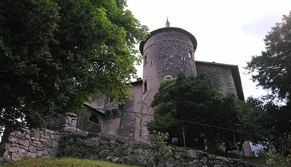 Visita esclusiva a Castel Toblino in Trentino, maniero sul lago tra leggende e meraviglie