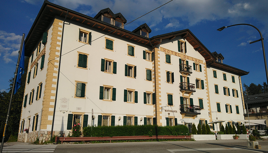 Il delizioso secolare Hotel du Lac sul Lago di Lavarone in Trentino di cui si innamorò pure Freud