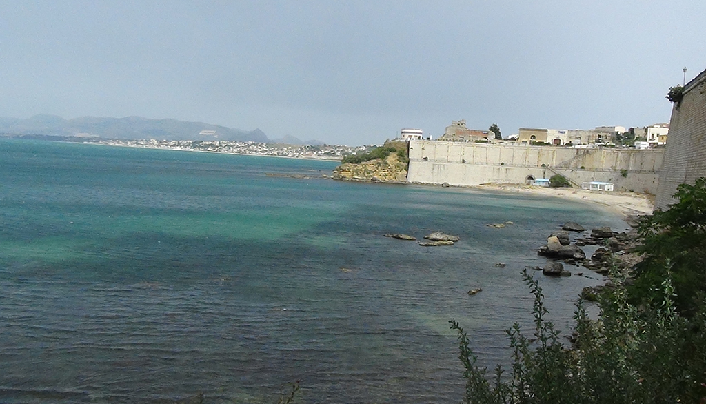 La spiaggia urbana di Petrolo a Castellammare del Golfo nel trapanese, vivere il mare in città