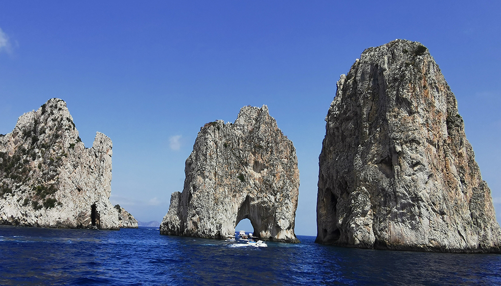 Capri vista dal mare con il tour in nave, tra grotte stupende e gli iconici Faraglioni