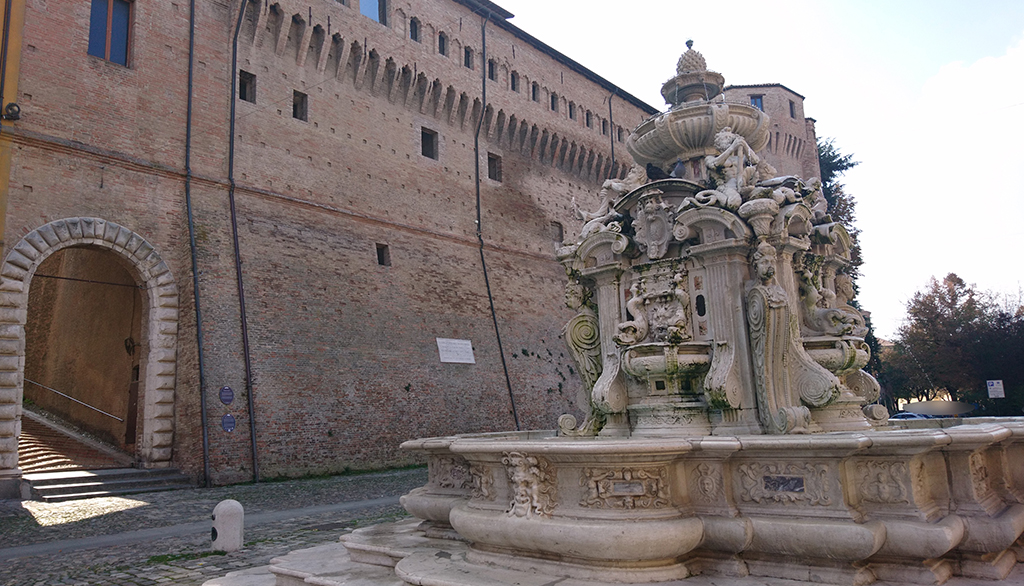 La fontana Masini in piazza del Popolo a Cesena, monumentale simbolo della città