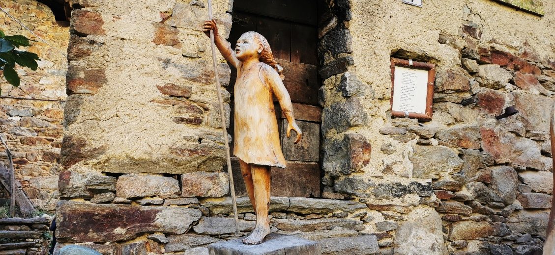 Villaggio Chemp in Val d’Aosta, meraviglia artistica mondiale grazie all’immenso Pino Bettoni