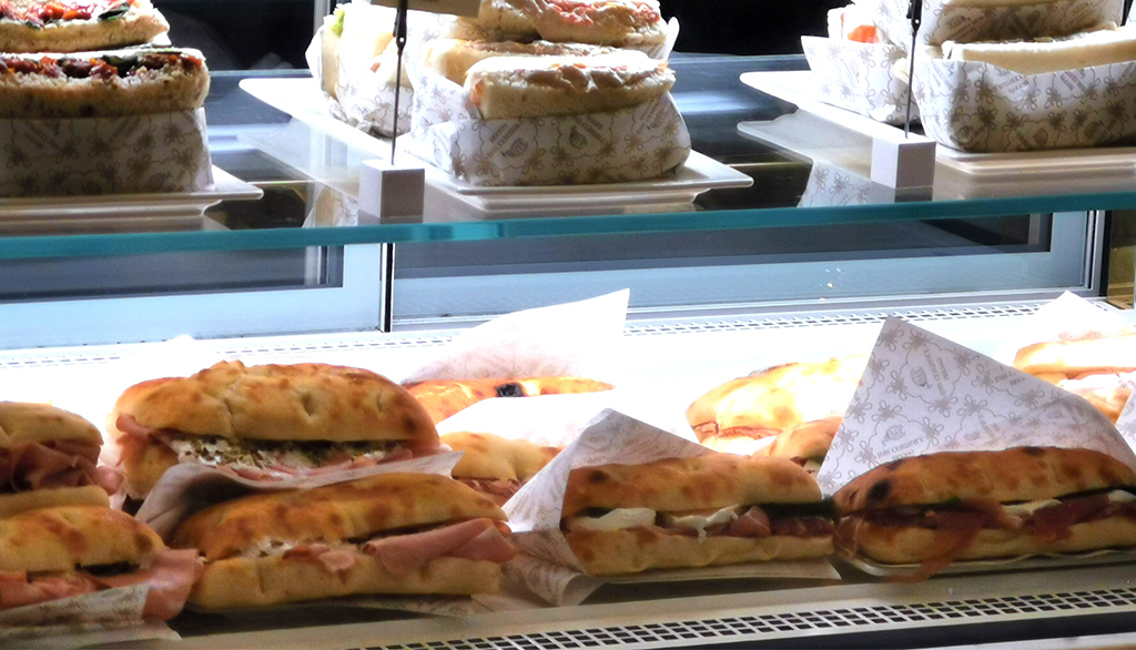 Il Nuovo Bar Centrale by Cova alla stazione ferroviaria di Milano, tra specialità e perplessità