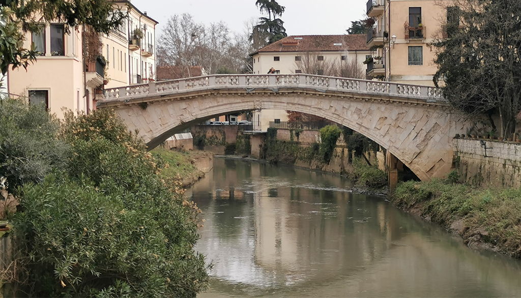 Ponte San Michele, suggestivo angolo sospeso della Vicenza romantica