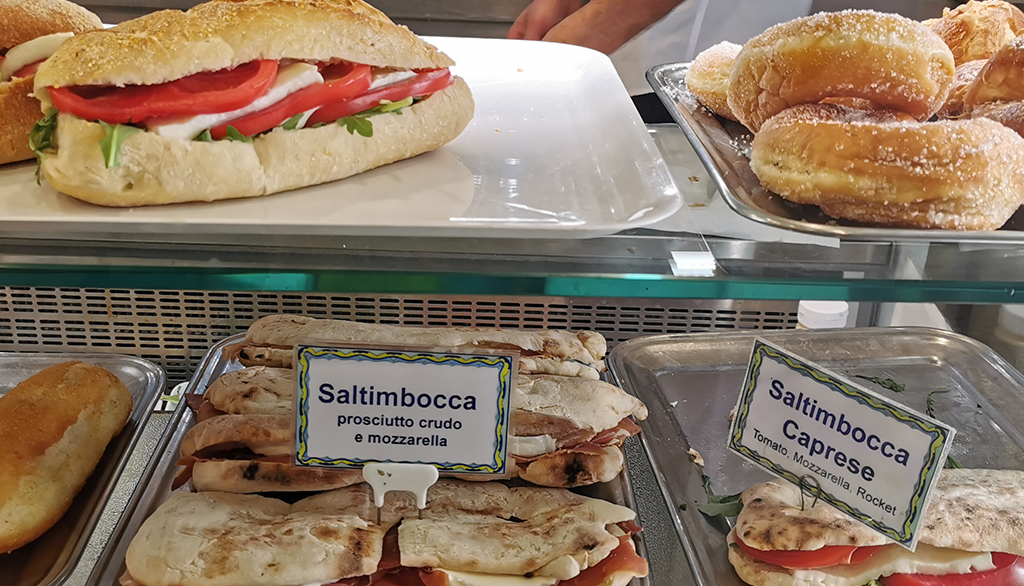 Ristorante Da Peppino Buonocore a Marina Grande, primo incontro gastronomico per chi sbarca a Capri