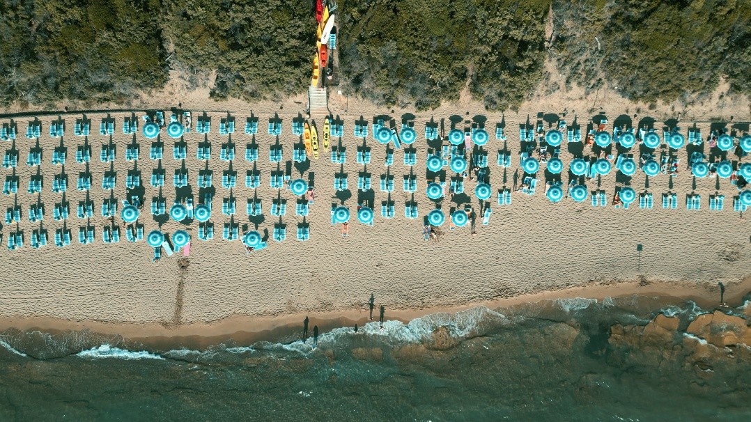 La spiaggia del Garden Toscana Resort nella Costa degli Etruschi, tra storia, bellezza e relax