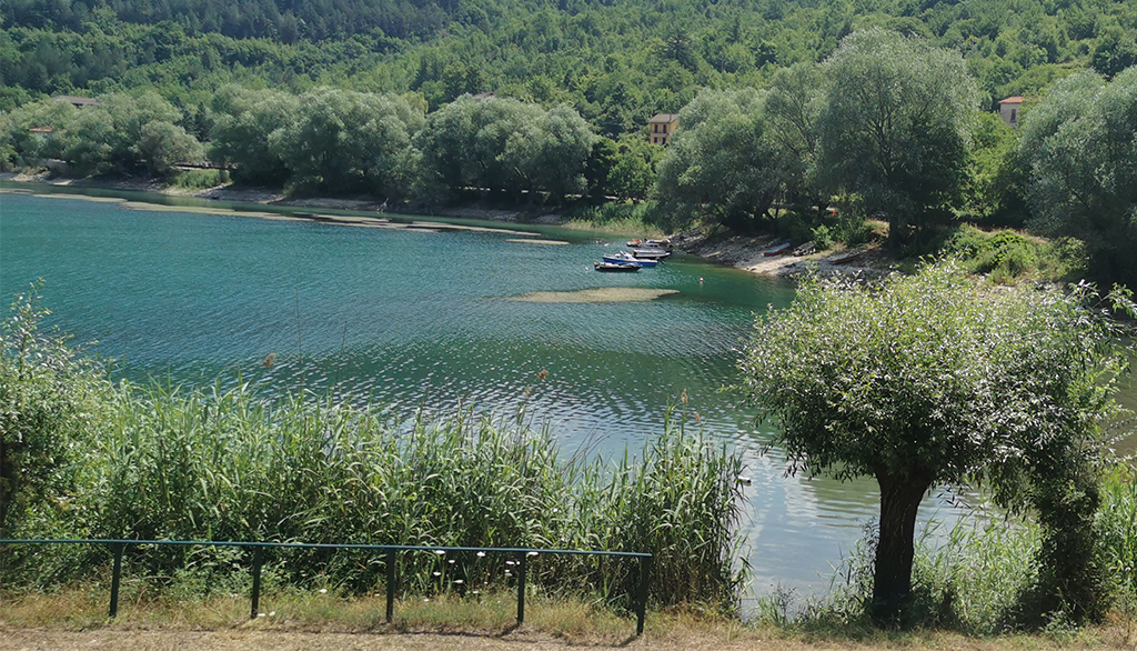 La Spiaggetta di Scanno in Abruzzo, immersa nella natura di un lago meraviglioso