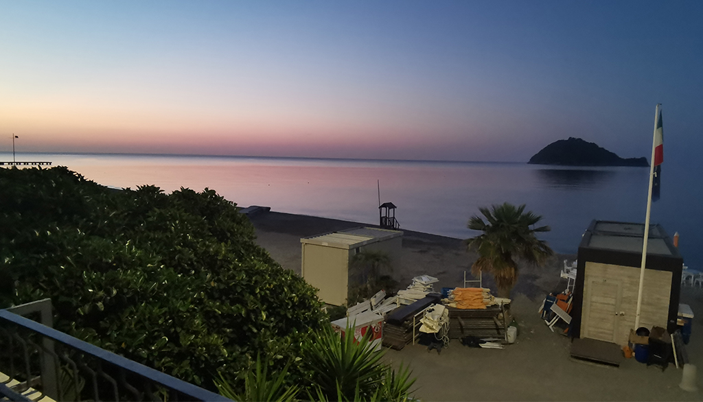 La spettacolare alba sulla spiaggia di Albenga in Liguria