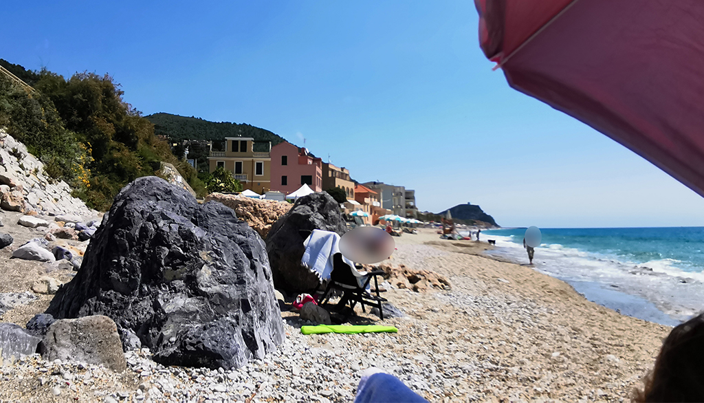 La bellissima spiaggia libera di Varigotti, angolo di natura selvaggia a Finale Ligure (SV)