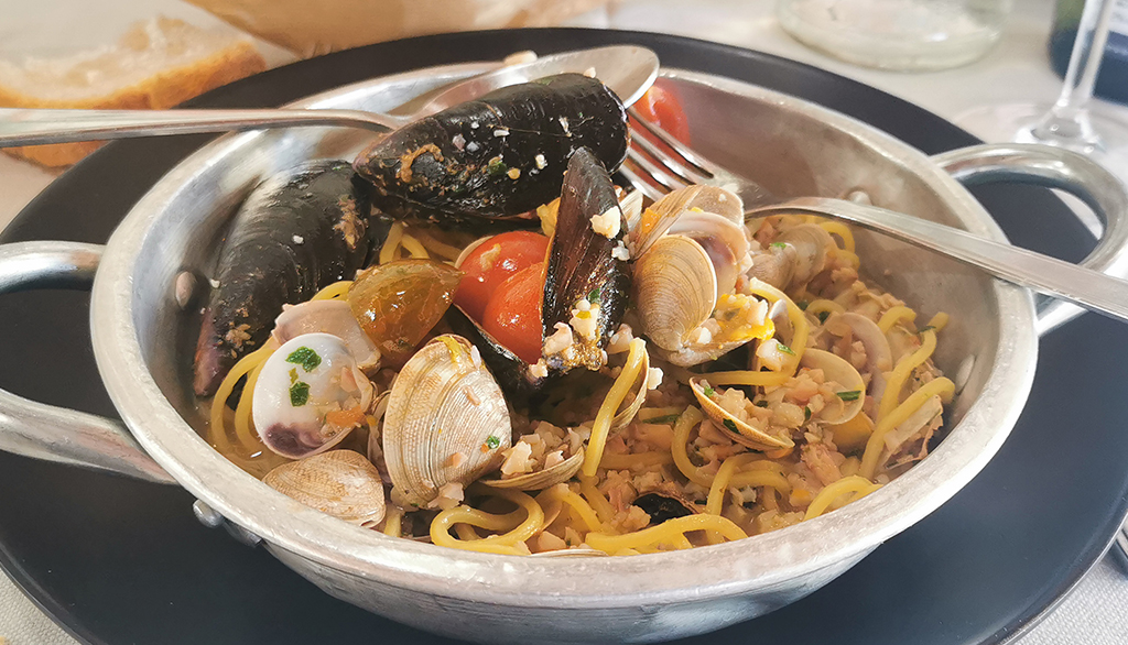 Il ristorante del Camping Tre Archi sulla Riviera Picena (Marche), ottima cucina dal pesce ai dolci