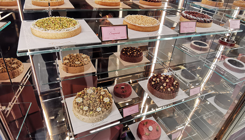 Atelier Damiano Carrara a Lucca, la pasticceria come precisione, eleganza e golosità sognante